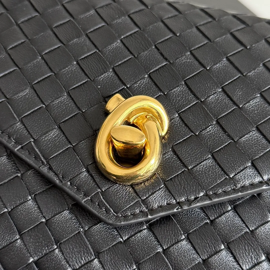 Batch 1660 BOTTEGA VENETA 2025 new product KNOT LOCK crossbody bag subverts the rigid lines of traditional tote bags, using drapey leather to create a three-dimensional silhouette that breathes. It has compartments and multiple card slots inside, making it a versatile commuter bag that can be used in various occasions. The details are full of exquisiteness, the casual retro color tone, and the upper body are full of elegance. Whether you are commuting or going out on the street, you can easily hold it. The two carrying methods of hand-carrying and long shoulder strap are very practical! At the same time, the shoulder strap is detachable, suitable for various dressing styles~ Whether it is a dinner party or daily commuting, it can be easily controlled and becomes your versatile tool❤️ Style number: 817191 Size: 25*16*5.5cm